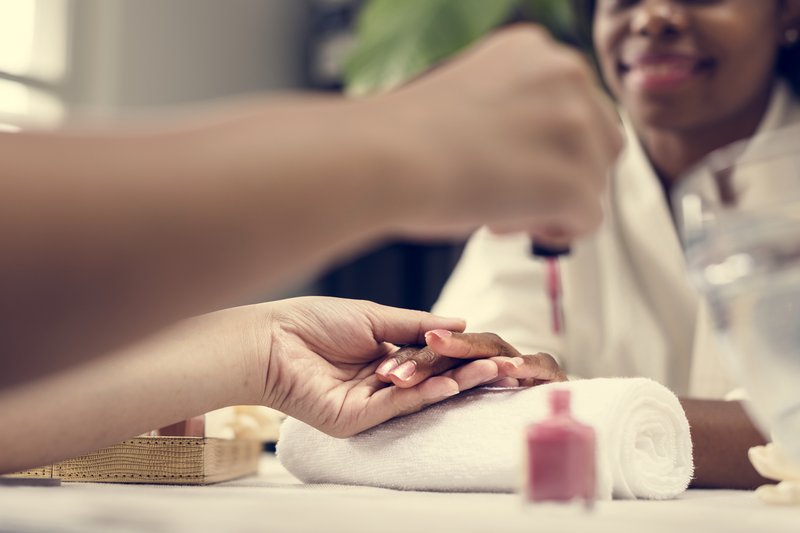 Vernis semi-permanent : combien de temps le garder avant d'abîmer ses ongles ?