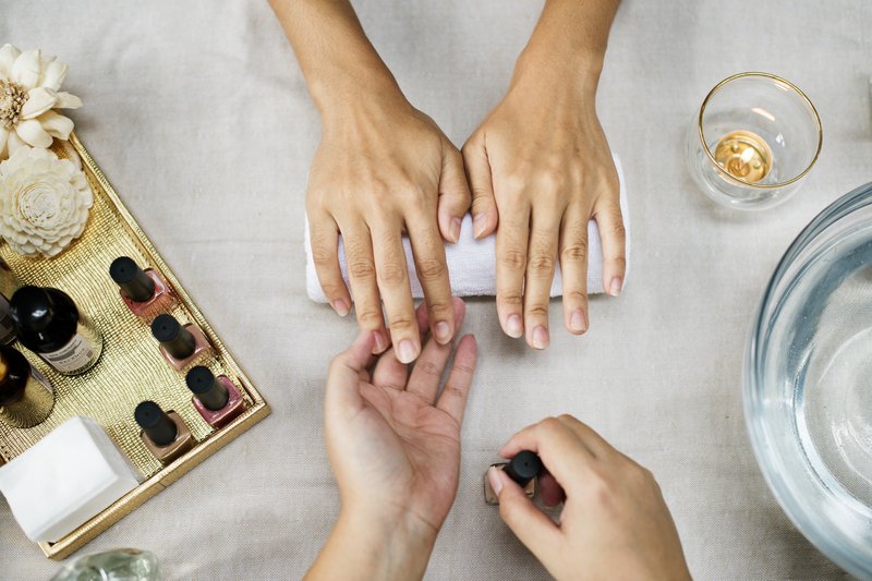 Vernis semi-permanent : combien de temps le garder avant d'abîmer ses ongles ?
