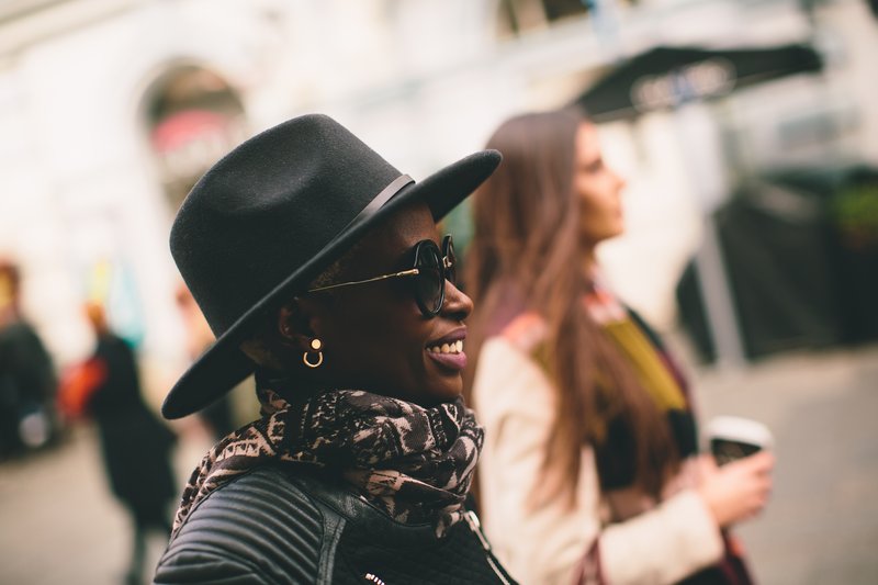 Béret, bonnet, chapeau feutre : quel couvre-chef choisir selon son style et sa morphologie ?