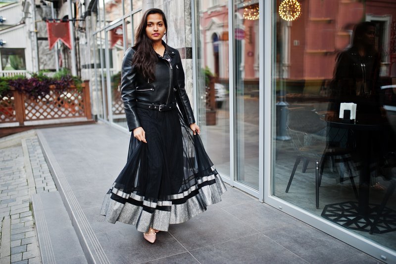 Quelle veste porter avec une robe longue ? Guide par style et par saison