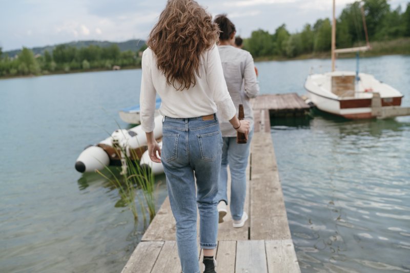 Taille haute, mid-rise ou élasthanne : comprendre les différences pour un jean confortable