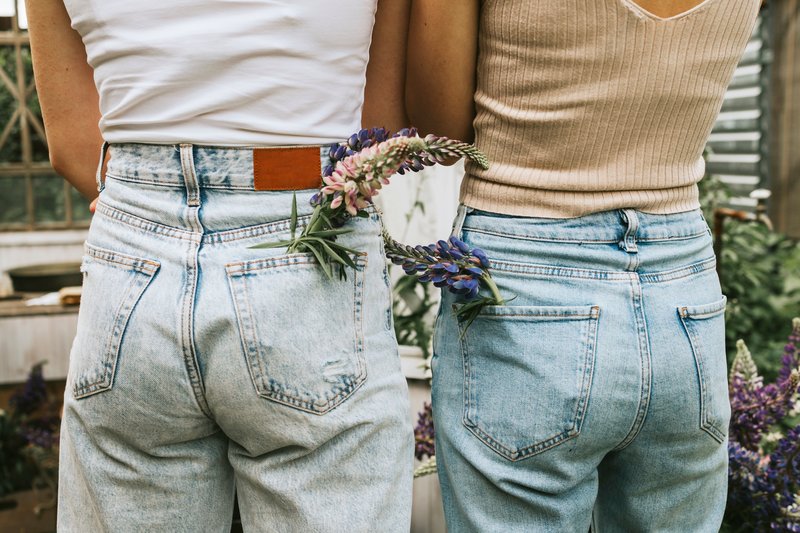 Taille haute, mid-rise ou élasthanne : comprendre les différences pour un jean confortable