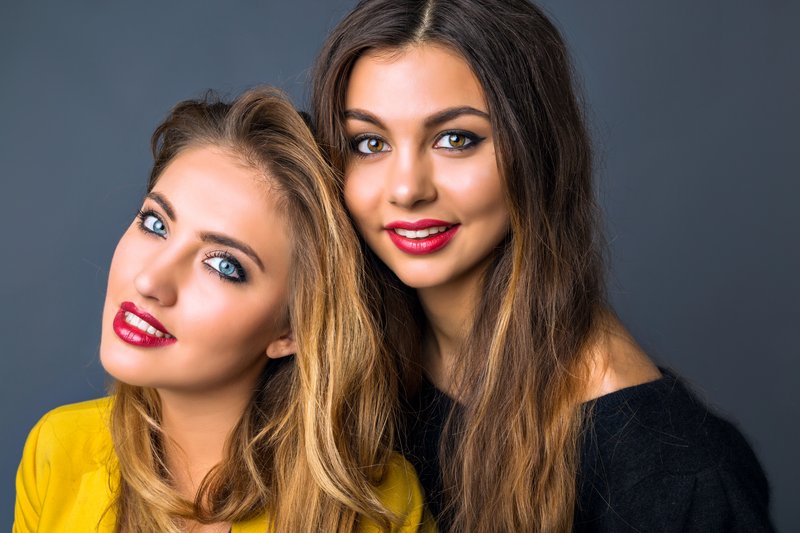Maquillage pour yeux noisette : les couleurs et techniques qui font tout ressortir