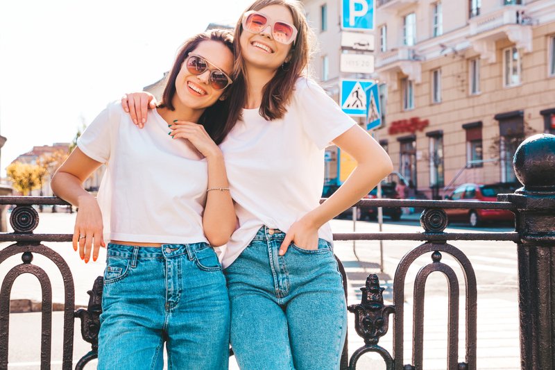 Quel jean choisir quand on a du ventre ? Les coupes qui changent tout