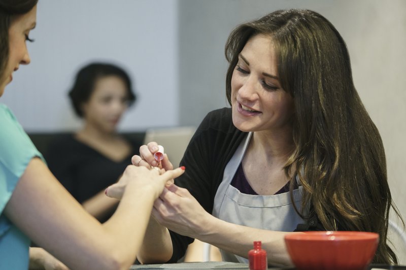 Pourquoi le dissolvant classique abîme les ongles (et par quoi le remplacer)