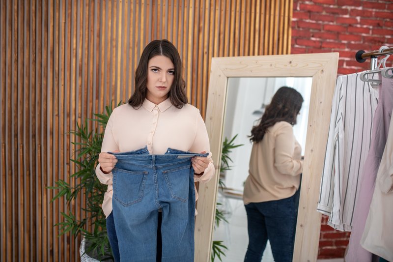 Quel jean choisir quand on a du ventre ? Les coupes qui changent tout