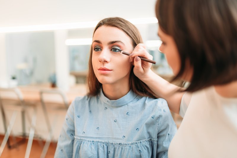 Maquillage pour yeux bleus : les palettes et techniques qui font ressortir le bleu
