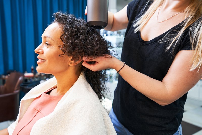 Méthode Curly Girl pour cheveux ondulés : par où commencer sans se perdre ?