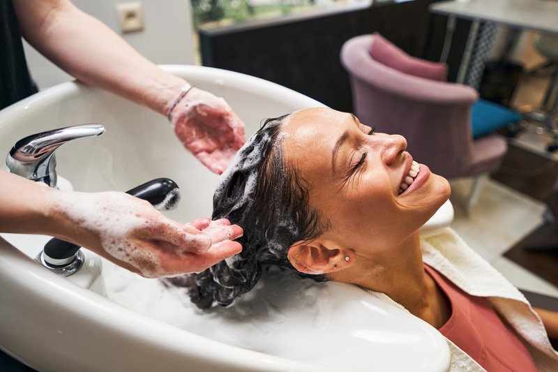 Quel shampoing pour cheveux ondulés ? Le guide par type d'ondulation
