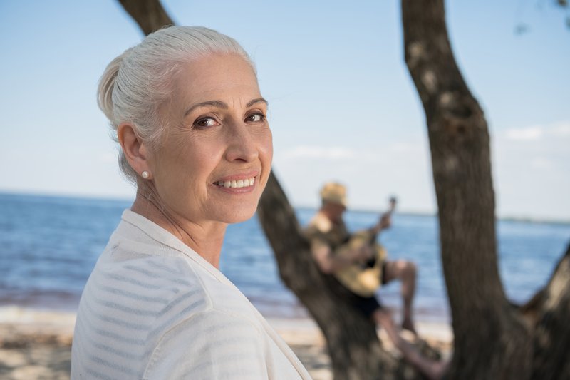 Cheveux blancs : les assumer ou les colorer ? Retours d'expérience et conseils
