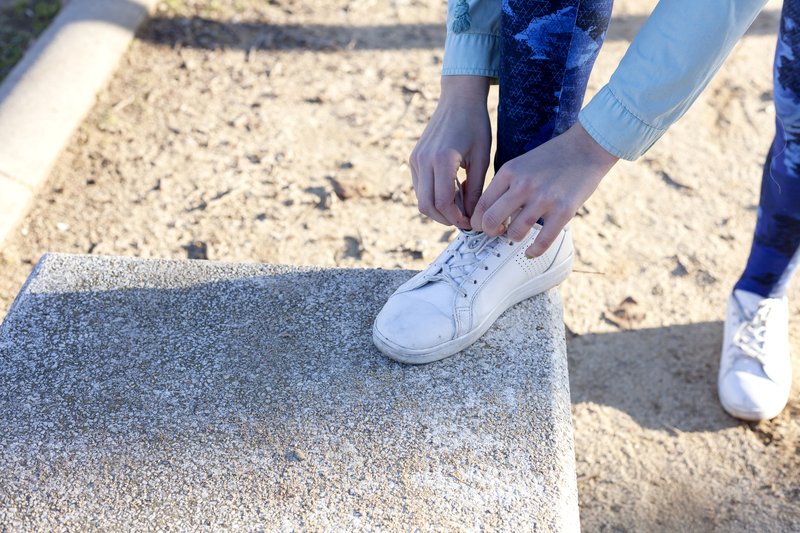 Semelles jaunies, lacets grisâtres : les petits détails qui ruinent des baskets propres