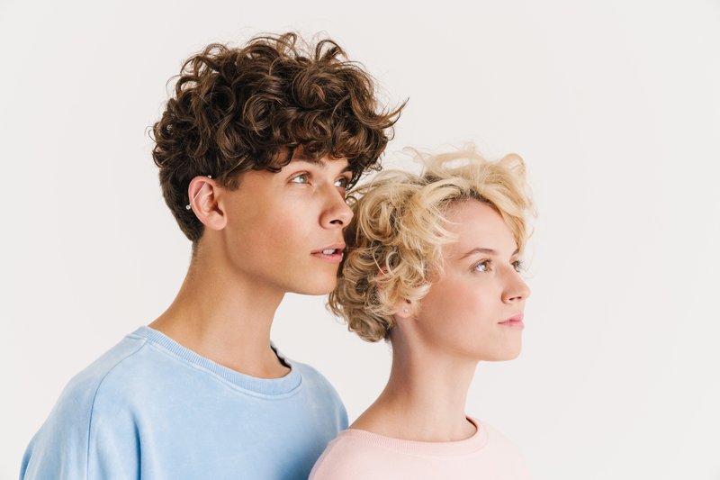 Coupe pour cheveux bouclés et fins : les formes qui donnent du volume sans alourdir