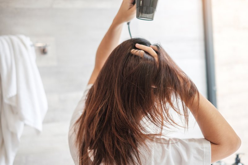 Entretenir son balayage à la maison entre deux séances : les gestes qui font la différence